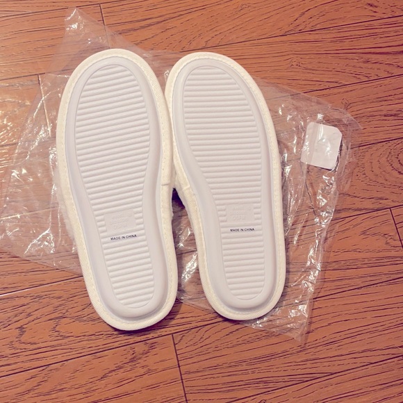 NIB  “Babe” Slippers Fuzzy, white, size one size fits most - Picture 6 of 6